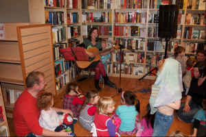 Jodie singing to a room full of adoring fans